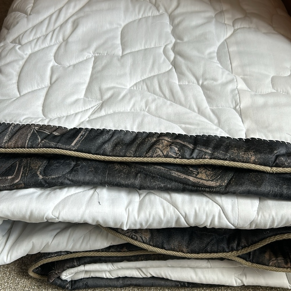 Custom made queen bedspread - Picture 3 of 3